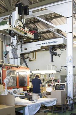LARGE INJECTION MOLDING MACHINE 550t